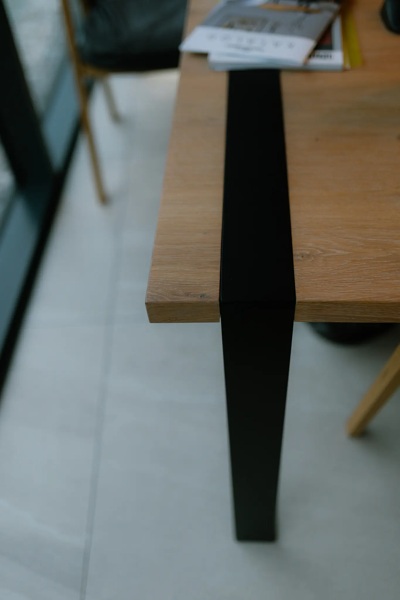 Detail nábytku na míru - stůl v showroomu