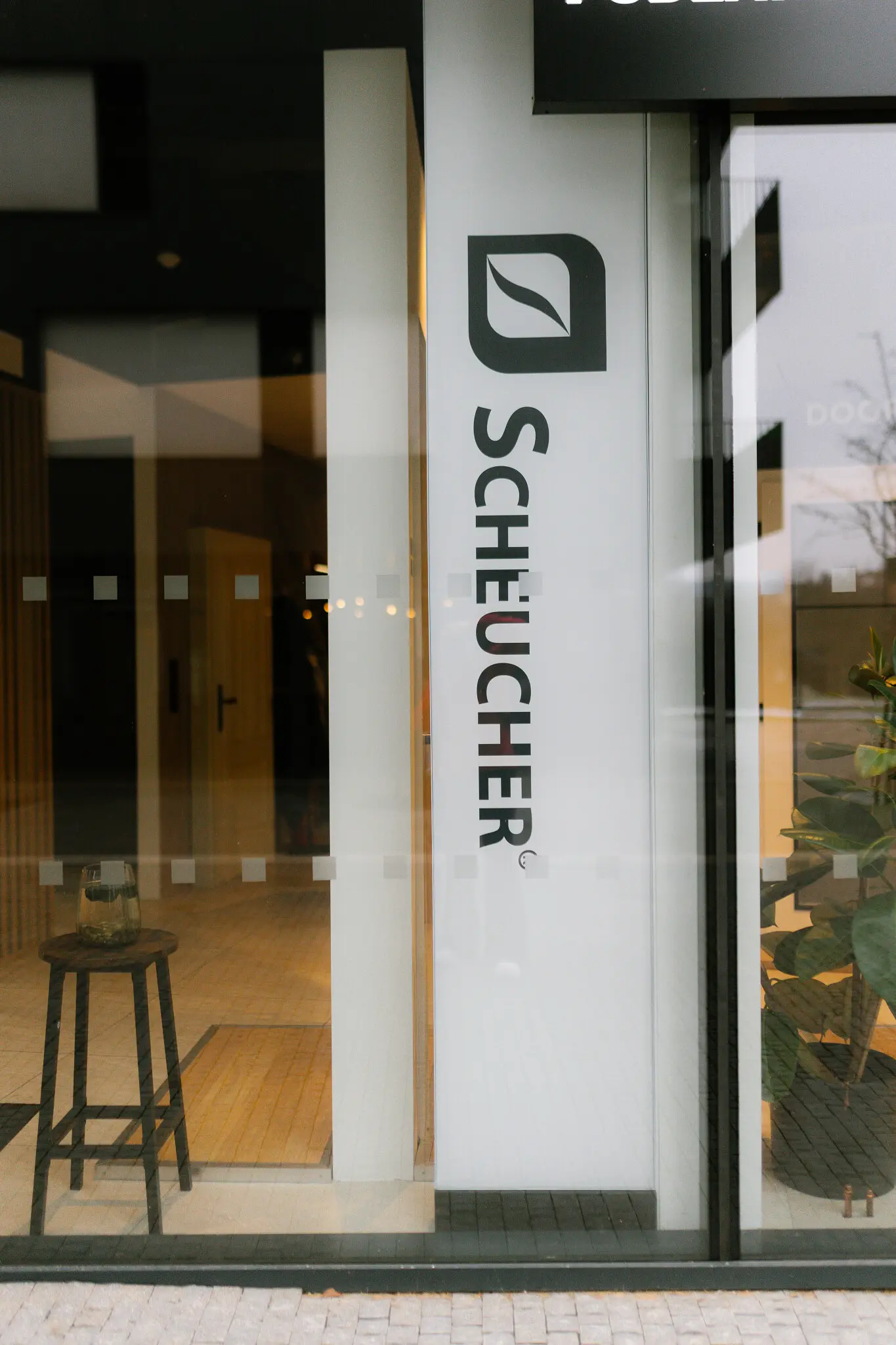 Scheucher showroom s dřevěnými podlahami