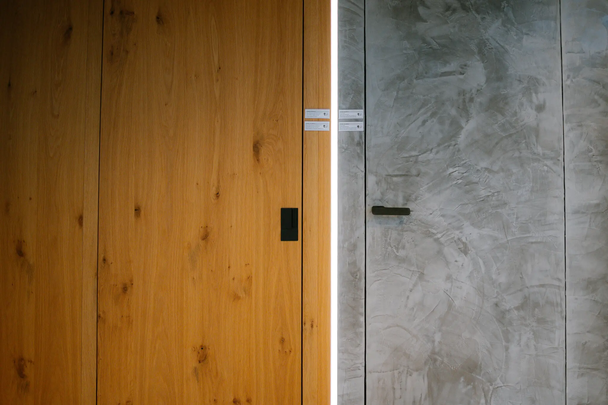 Skryté dveře v showroomu - dubové a betonové provedení