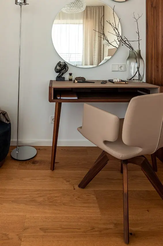 Dřevěná podlaha v pracovně