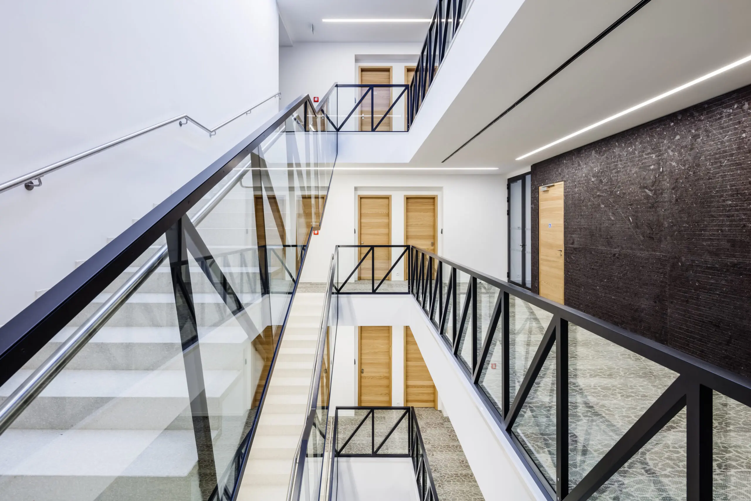 Moderní dveře na chodbě s ocelovými prvky