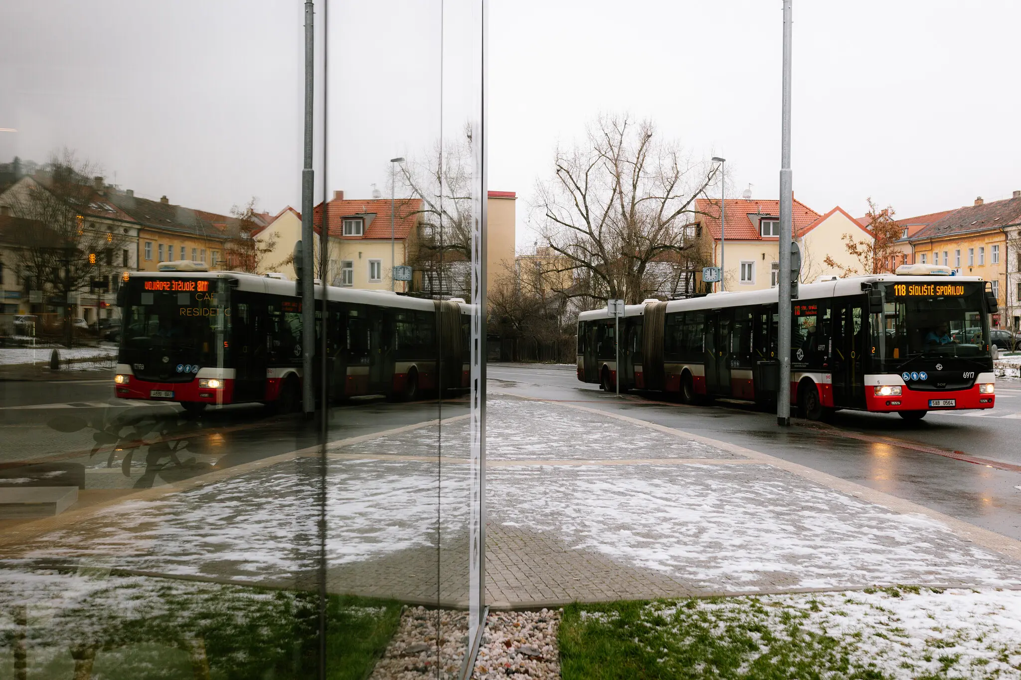 Showroom Michelle Bivotti - exteriér s odrazem v prosklené fasádě