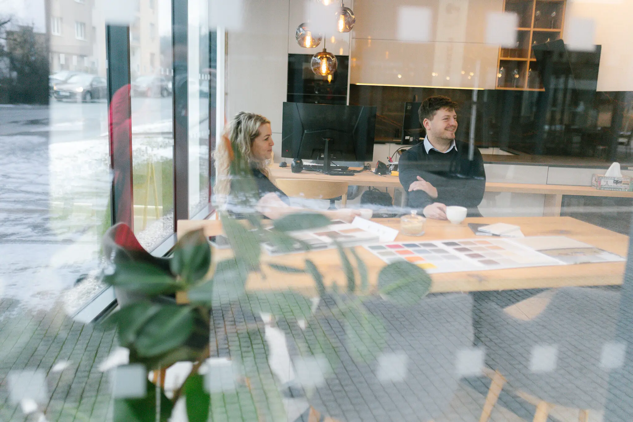 Michaela a Richard ve showroomu Michelle Bivotti