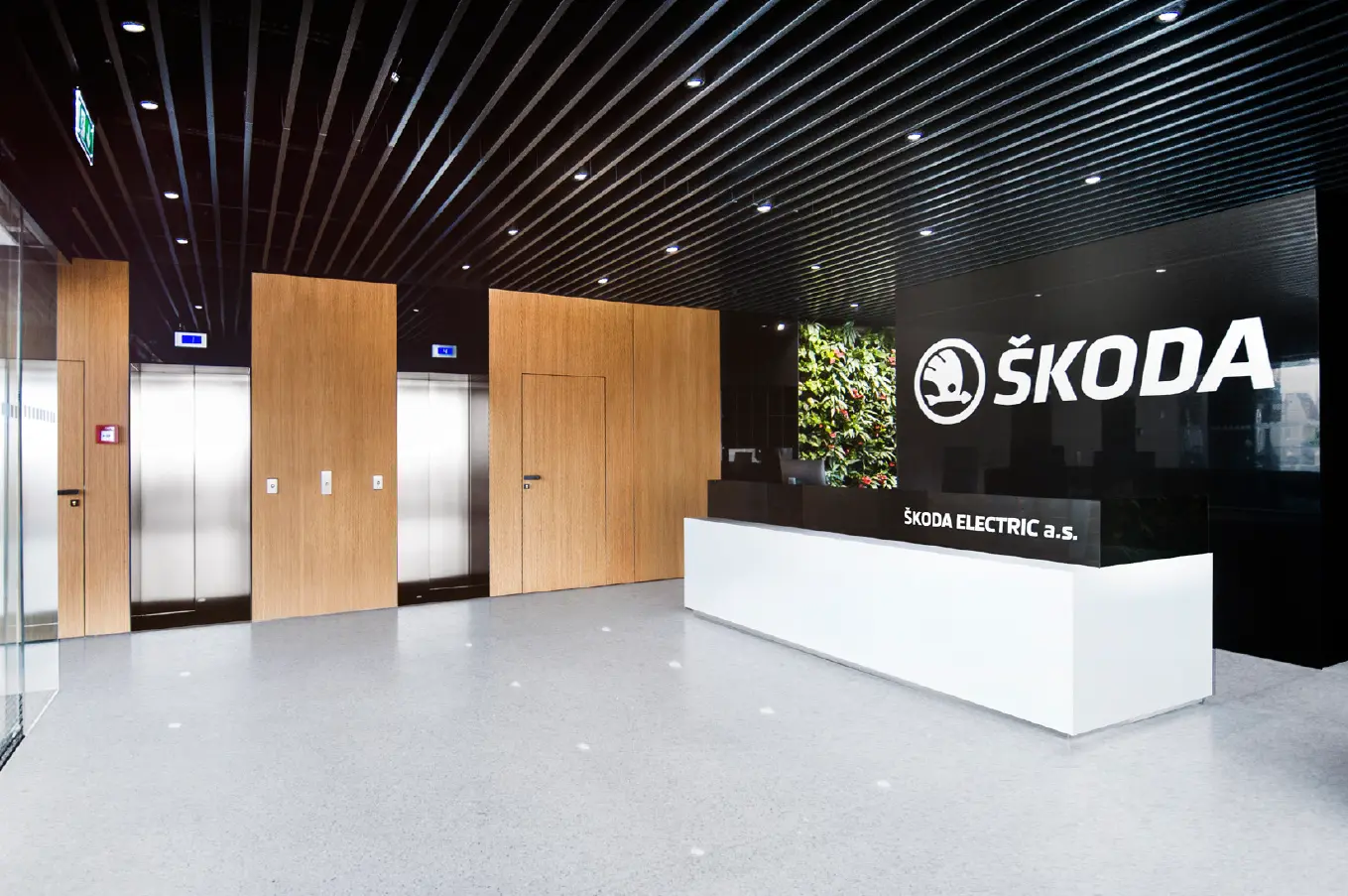 Dřevěné dveře v komerčním prostoru