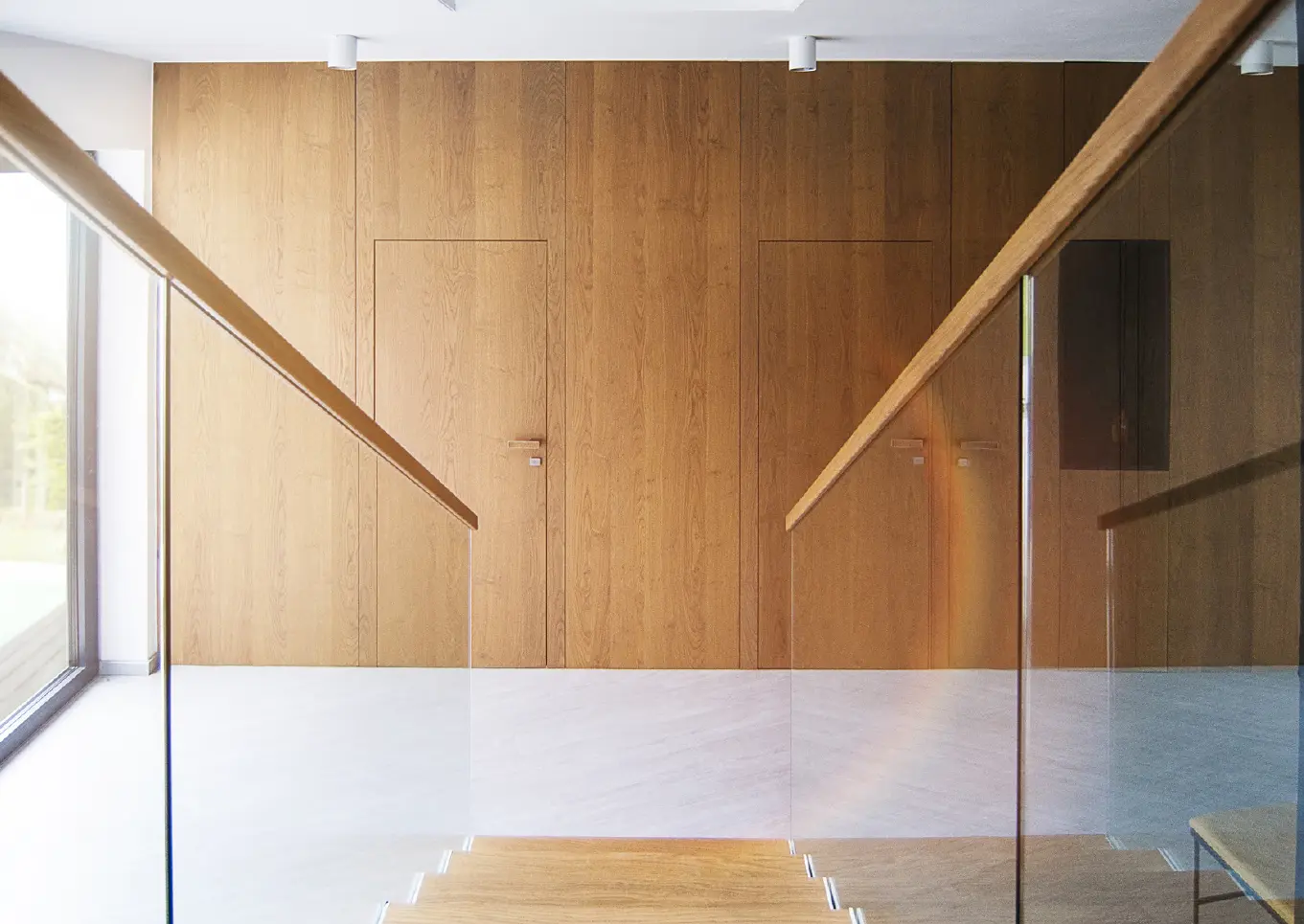 Dřevěné dveře se skrytými zárubněmi v interiéru