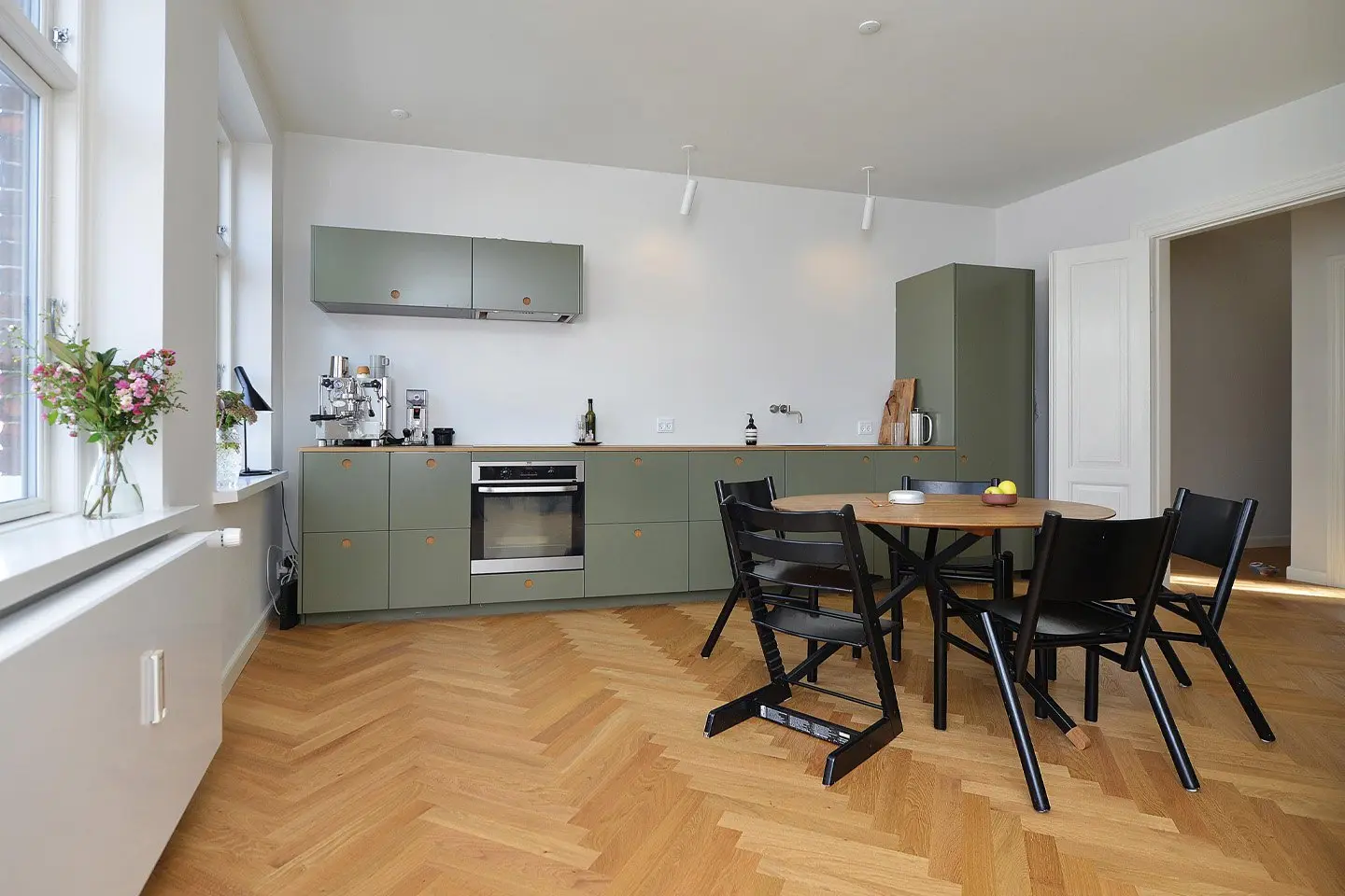 Kuchyně s parketovou podlahou