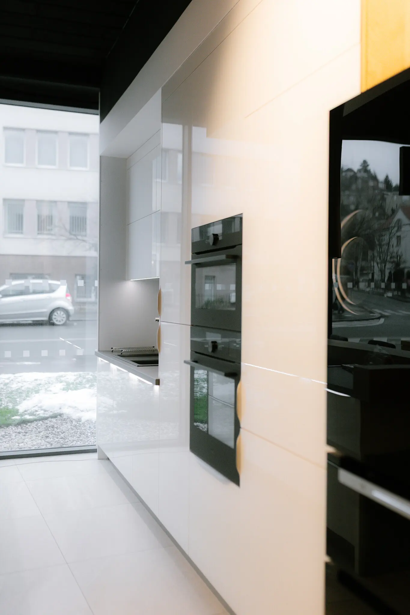 Lesklá bílá kuchyně