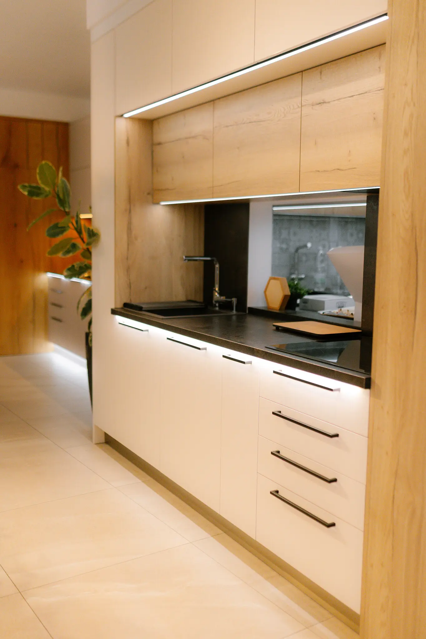 Bílá kuchyně s dřevěnými detaily