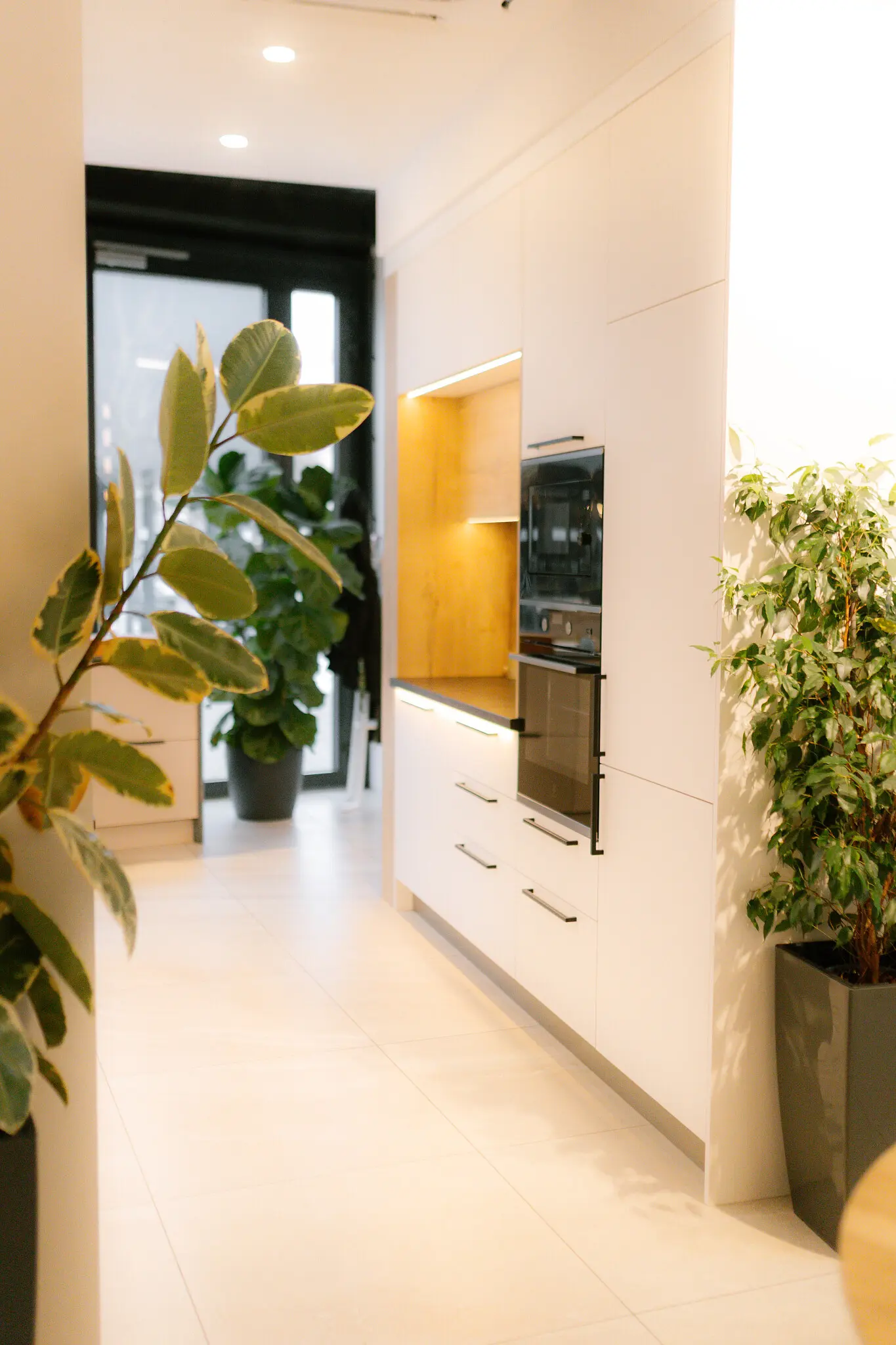 Bílá kuchyně se žlutým osvětlením