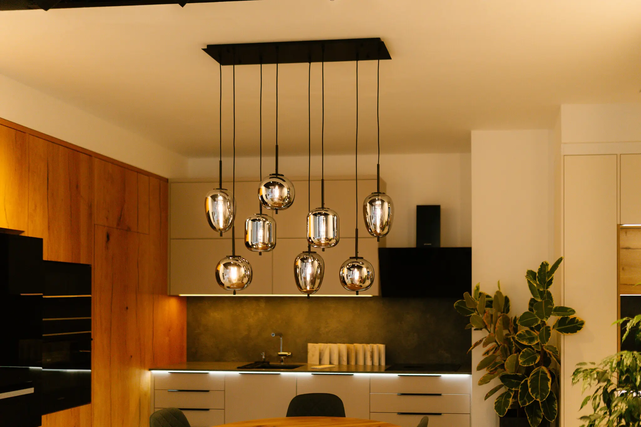 Závěsná osvětlení nad kuchyní